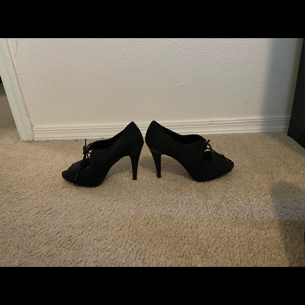 ❤️ Fioni Size 5.5 black heels with front tie